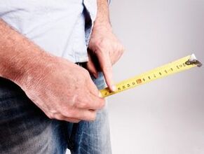 a man measures the penis before enlarging with soda